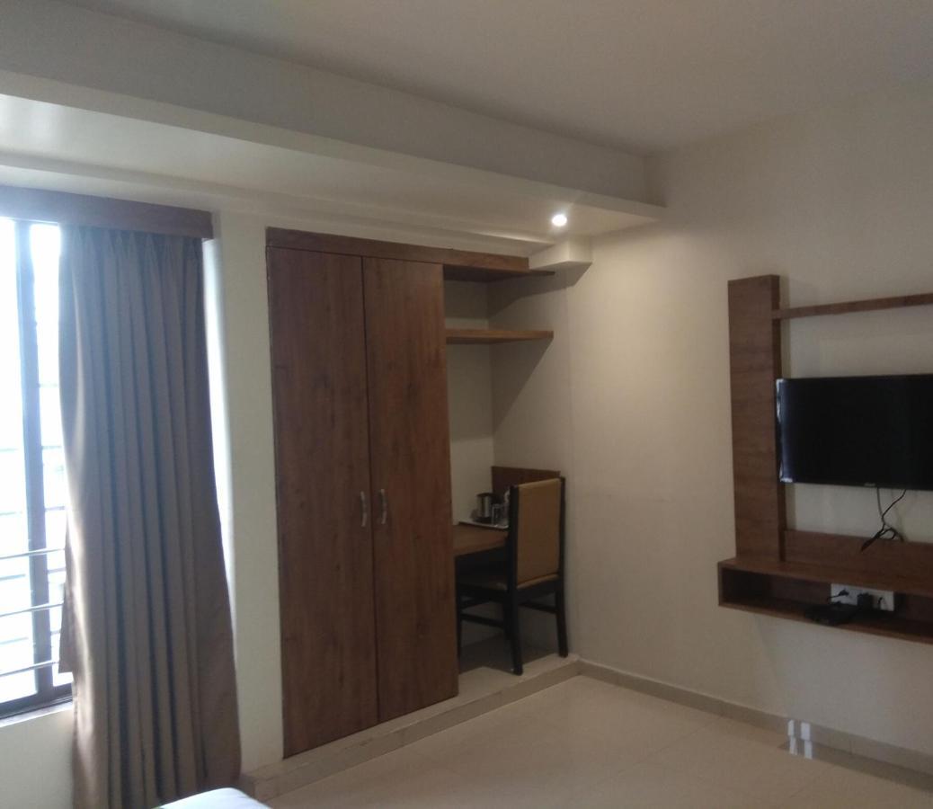 Hotel West Blue Mumbai Exteriör bild