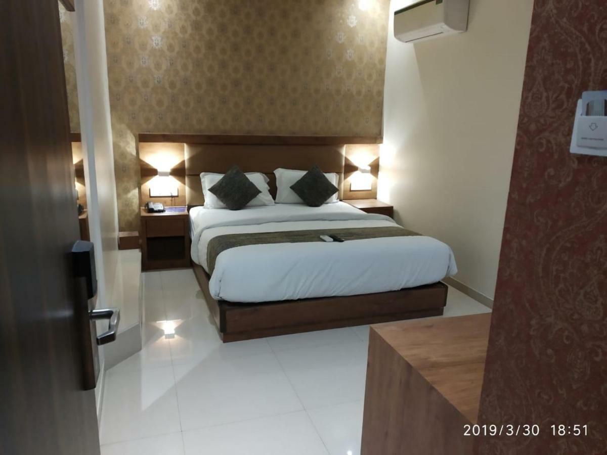 Hotel West Blue Mumbai Exteriör bild