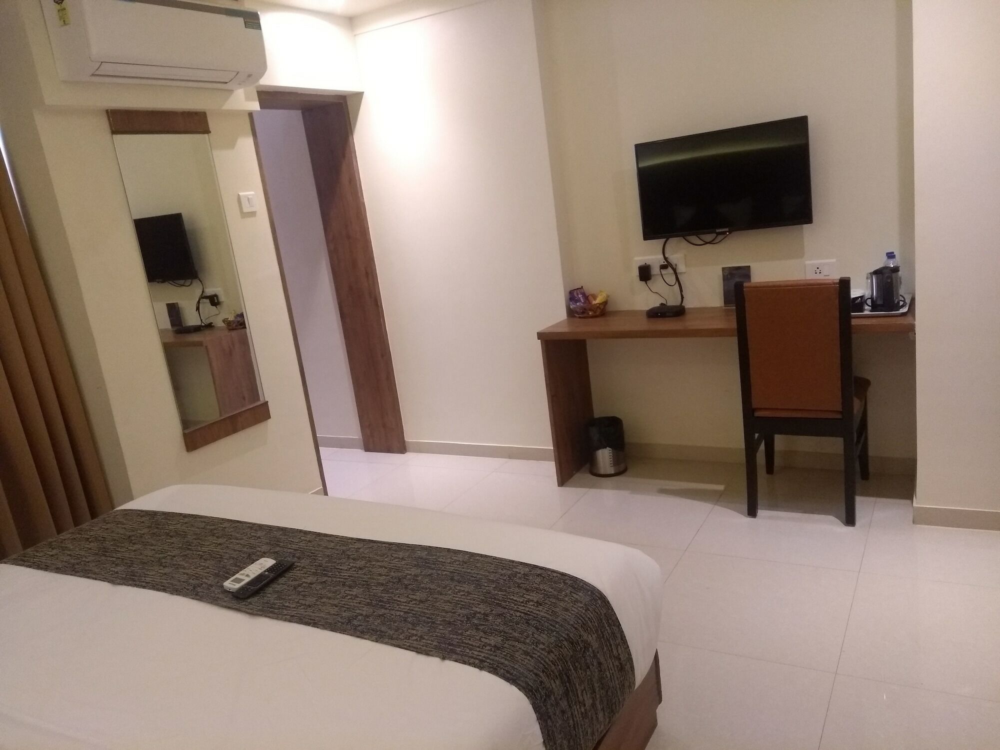 Hotel West Blue Mumbai Exteriör bild